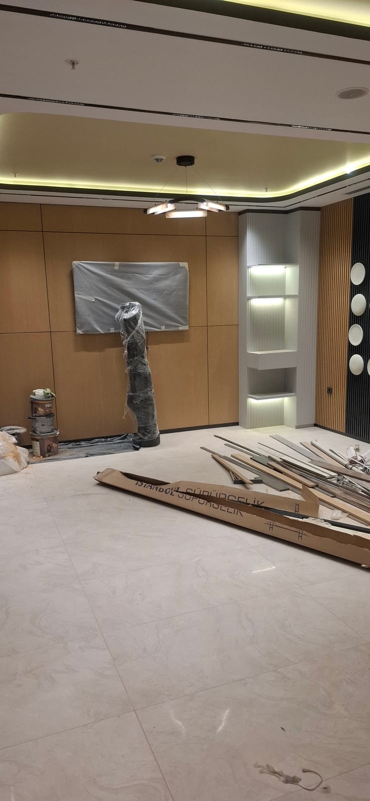 Koridor lineer armatür ve gizli ışık hattı — Klinik koridoru, Ankara