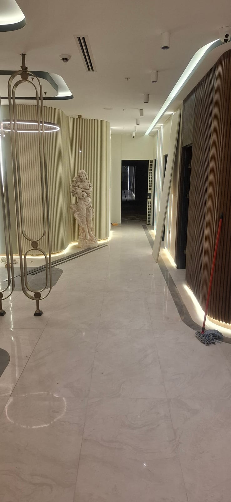 Merdiven boşluğu ve tavan aydınlatma hattı — Klinik merdiveni, Ankara
