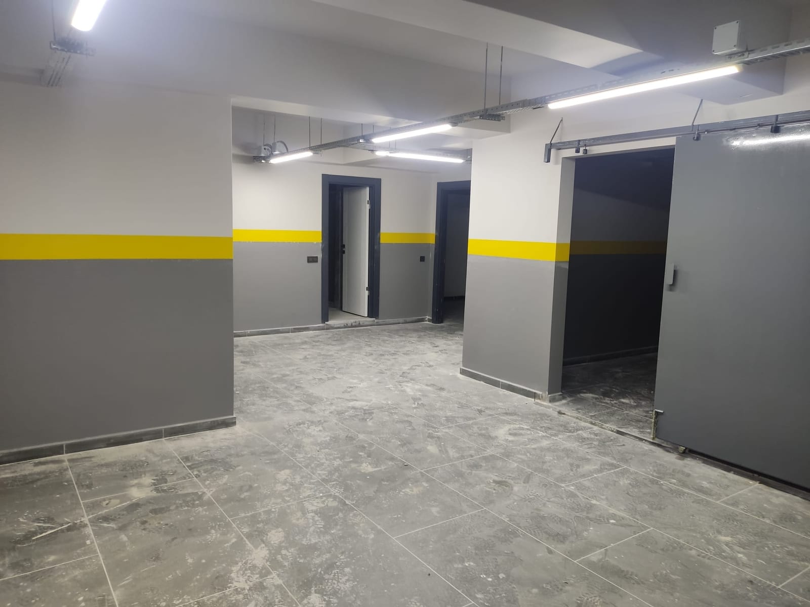 Sıva üstü tesisat ve aydınlatma tamamlanması — Teknik koridor, Ankara