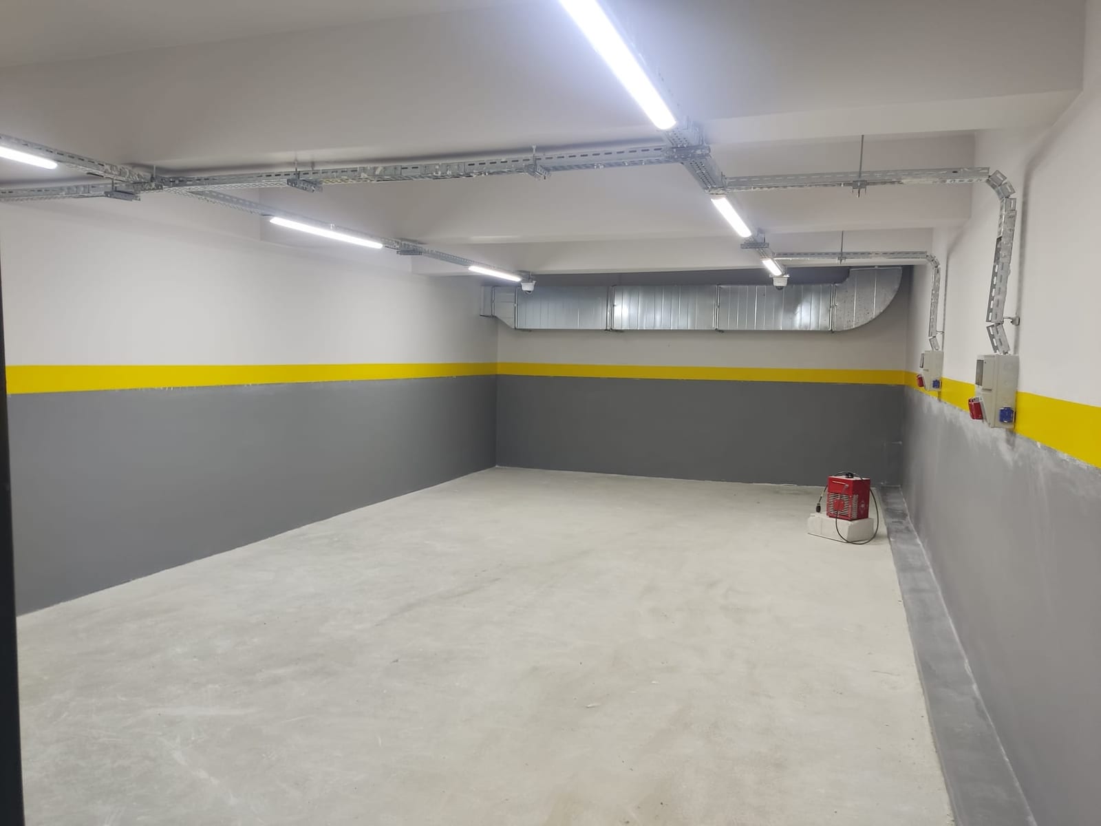Kablo tavası, priz kutuları ve aydınlatma hattı — Kapalı otopark, Ankara